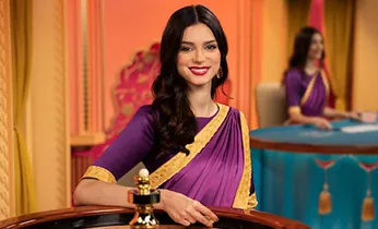 Nhân viên hỗ trợ khách hàng với tai nghe